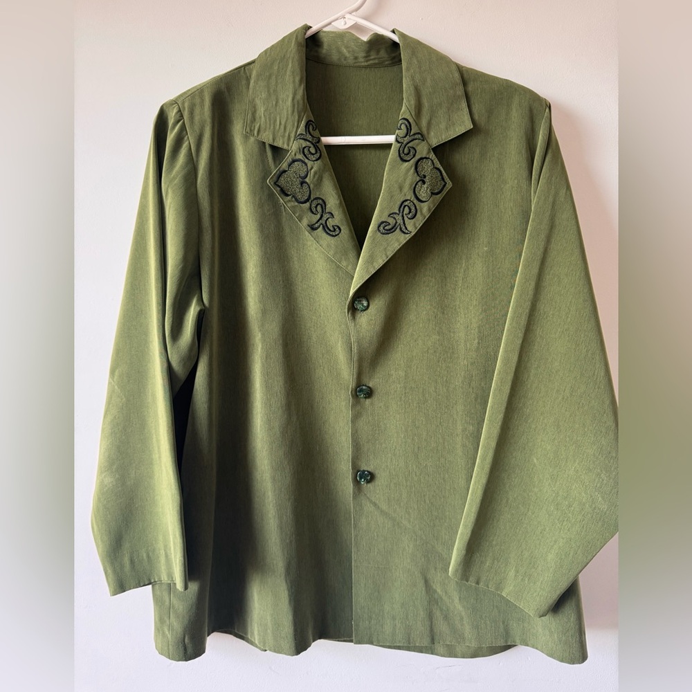Vintage Sage Green Embroidered Women’s Shacket with Marble Buttons L